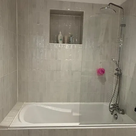 Charmante Maison Terrasse Ensoleillee 3 Нарбонна